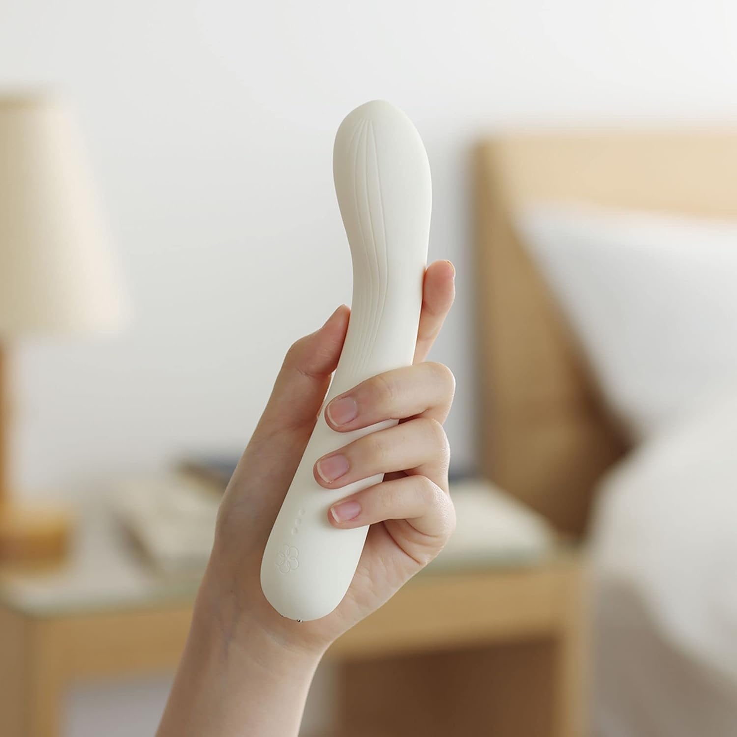 image:imageiroha mai Tsuru HapticWave Technology Vibrator for Women Washable Rechargeable AntiDust Protective Coating White 7 Inches Running Time 60min